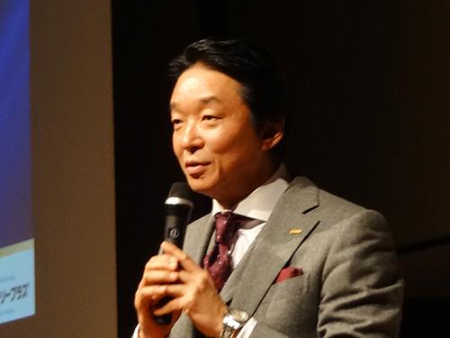 あいさつする名越隆昭社長